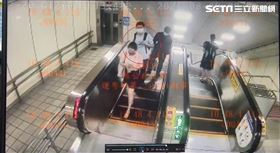 台北地院一名刑事庭法官助理，在捷運站偷拍裙底風光被逮。翻攝畫面