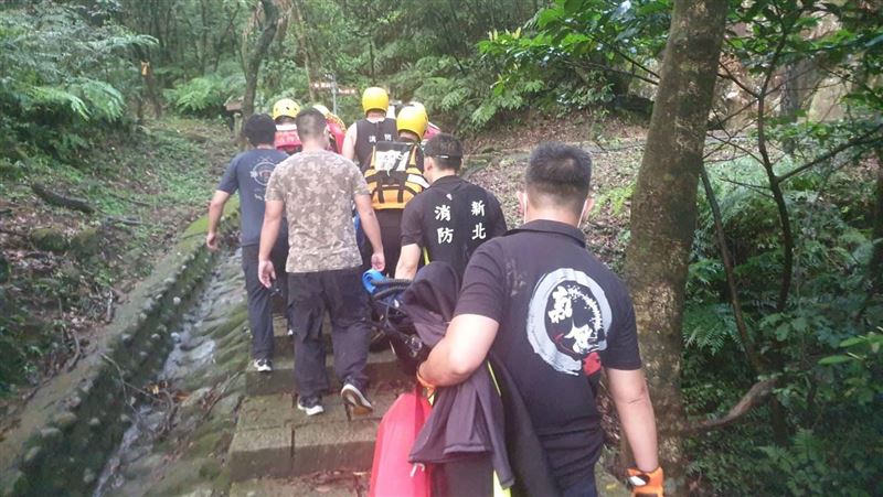 夫妻同遊新山夢湖　夫撿遙控船溺斃