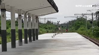 單車盜專偷車內現金　闖無人站躲追緝