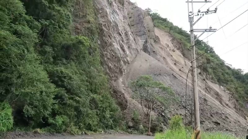 武界隧道口山崩　10分路程變2小時