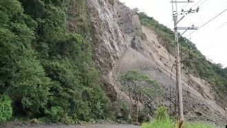 武界隧道口山崩　10分路程變2小時