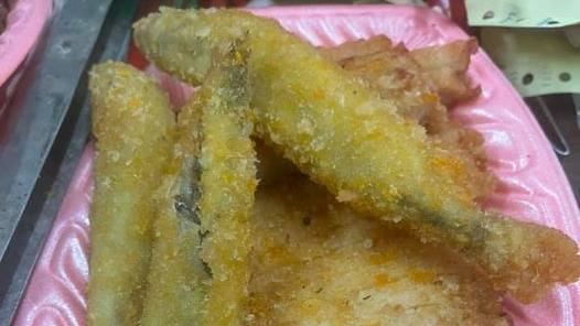 他吃柳葉魚見這幕！網暴動：買到賺到