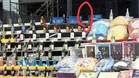 套圈圈,酒禮盒,夜市,輸不起,台中(翻攝自 爆料公社APP)