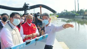 行政院長蘇貞昌10日上午視察臺南仁德區三爺溪排水治理情形。（圖／行政院提供）