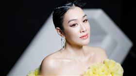 鍾麗緹擁有中越混血基因，精緻面容與火辣身材。（圖／翻攝自鍾麗緹微博）