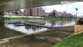台北市大佳河濱公園上游200公尺處驚見男性浮屍。（圖／翻攝畫面）