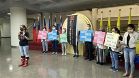 北市聯醫企業工會理事長郭蕢瑩表示，台灣也解除三級警戒，但現在仍有Delta病毒正在國際肆虐，聯醫把醫護趕出防疫旅館不合理。（記者：簡浩正攝影）