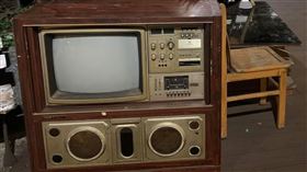 50萬起跳！他翻出「骨灰級」電視　網一看急喊：快搬回去（圖／翻攝自爆廢公社）