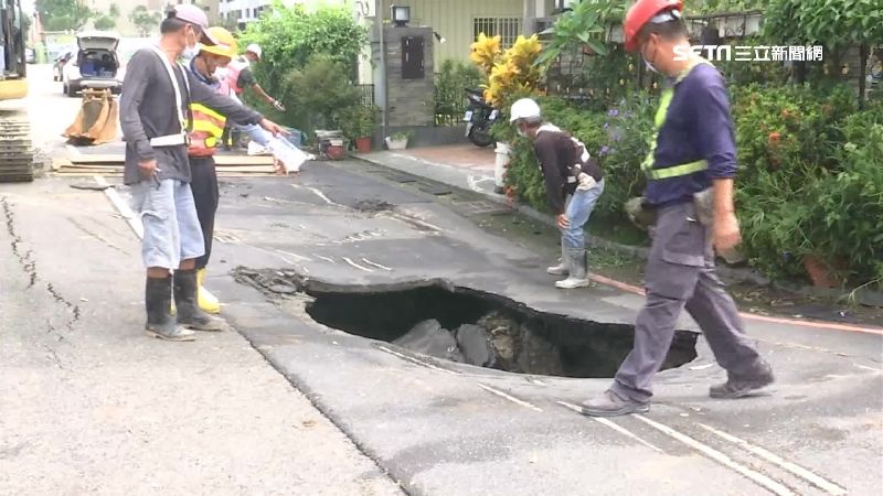 高雄連日豪雨　楠梓馬路又現天坑