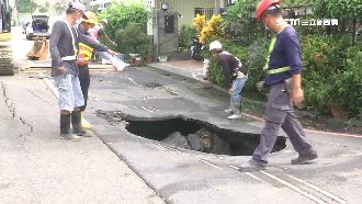 高雄連日豪雨　楠梓馬路又現天坑
