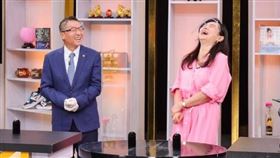 張鳳書拿寶物給秦嗣林鑑定。(圖／JET提供）