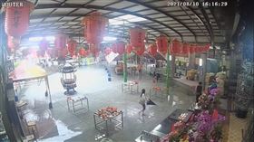 台中暴雨灌入寺廟　松竹寺信眾撐傘、打赤腳參拜
圖／翻攝自台中市政府民政局YouTube
https://www.youtube.com/watch?v=liO_qliT67w&ab_channel=%E5%8F%B0%E4%B8%AD%E5%B8%82%E6%94%BF%E5%BA%9C%E6%B0%91%E6%94%BF%E5%B1%80