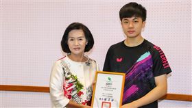 林昀儒、李智凱東奧創佳績　宜縣府核發獎勵金桌球好手林昀儒與體操國手李智凱在東京奧運創下佳績，宜蘭縣政府專案核發獎勵金，兩人分別可獲新台幣60 萬元和100萬元。圖為民國108年林昀儒（右）捐贈宜蘭縣學童營養午餐經費，縣長林姿妙（左）頒發感謝狀。（宜蘭縣政府提供）中央社記者王朝鈺傳真　110年8月10日