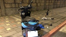 男騎電動滑板車與機車互撞　釀一死一重傷王姓機車騎士日前行經台北市市民大道附近路口時，與騎電動滑板車的郭姓男子互撞，王男送醫後不治，郭男腦部出血，急救後暫無礙。北市交通局28日指出，道路騎電動滑板車已違規。（警方提供）中央社記者劉建邦傳真　109年10月28日