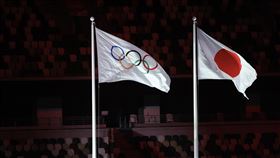 東奧閉幕式  日本國旗與奧運五環旗飄揚2020東京奧運結束各項賽程，8日晚間在新宿國立競技場舉行閉幕典禮，主辦國日本國旗與奧運五環旗在場內隨風飄揚。中央社記者吳家昇攝  110年8月8日