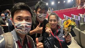 張炤和跟舉重女神郭婞淳合照。（圖／翻攝臉書）