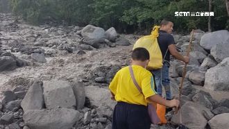 土石深埋沒橋墩　桃源居民返家路崎嶇