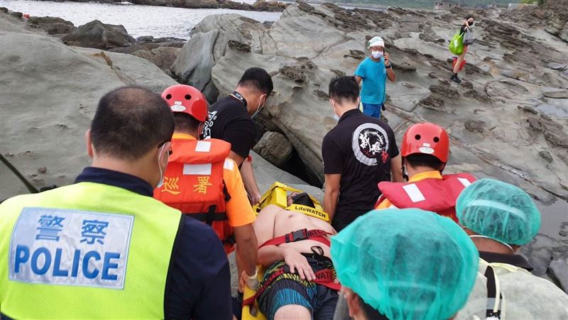 闖龍洞海水浴場　夫摔斷腿還將被開罰