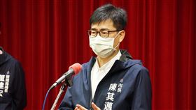 大雨造成道路塌陷  陳其邁：不允許處理有時間差高雄連日大雨，造成前鎮區凱旋路出現塌陷坑洞，被質疑通報後未立即處理；高雄市長陳其邁（圖）4日表示，通報完到處理有時間落差，這是不被允許的，他也要求工務局跟公共安全有關的工作，一刻都不能慢。中央社記者蔡孟妤攝  110年8月4日