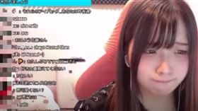 佐藤希直播過程中，後方的門突然被開啟，可以明顯看見一隻手。（圖／翻攝自takigare3推特）