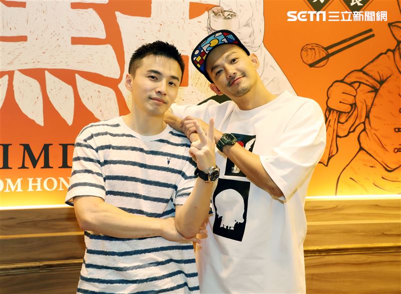 阿緯、威廉點點心鹹酥雞專訪。（記者邱榮吉/攝影）