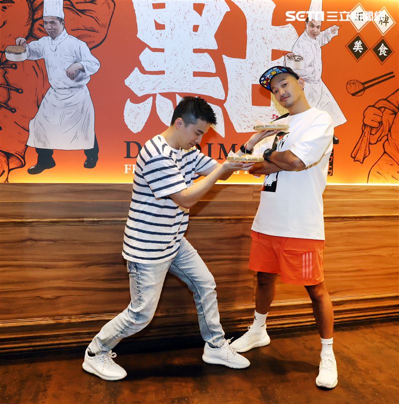 阿緯、威廉點點心鹹酥雞專訪。（記者邱榮吉/攝影）