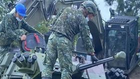 雲豹裝甲車受困獲拖救。(圖/翻攝畫面)