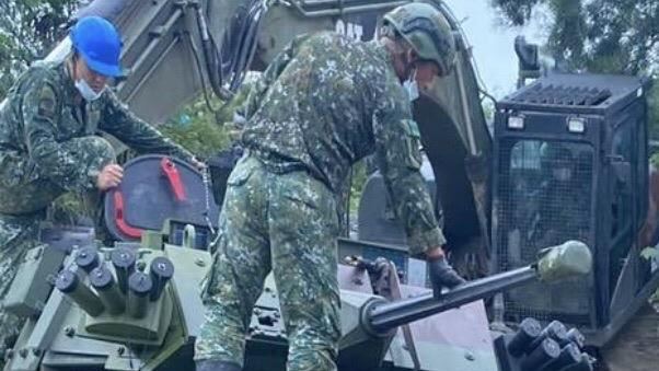 雲豹裝甲車拖離溪床　人員裝備都無礙