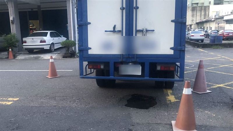 高雄道路突現坑洞　小貨車卡洞受困
