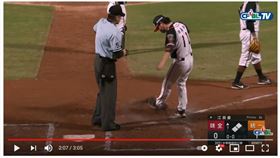 ▲統一獅總教練林岳平踢土遭到驅逐出場。（圖／截自CPBL TV）