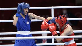 黃筱雯初登奧運  摘拳擊銅牌（3）首次站上奧運殿堂的台灣拳擊好手黃筱雯（藍衣），4日在東京奧運女子拳擊51公斤量級4強賽，出戰世界排名第2的土耳其名將薩克洛盧（Buse Naz Cakiroglu），以0：5落敗，獲得銅牌。中央社記者吳家昇攝  110年8月4日