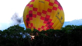 台東熱氣球遇逆強風　卡樹叢起火燃燒