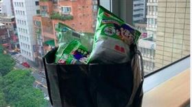 農曆七月到，連醫院也都不免俗，在院內心導管室放上一大袋乖乖。（圖／翻攝自兒童心臟會客室: 聊聊孩子們的心事粉專）