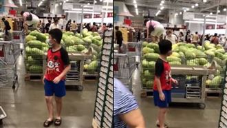 好市多超扯一幕！婦爬西瓜山男童看呆