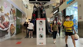 新加坡上半年經濟成長7.7% 新加坡經濟逐步復甦，今年上半年GDP較去年同期成長7.7%。圖為當地一家購物商場人潮。攝於7月25日。中央社記者侯姿瑩新加坡攝　110年8月11日