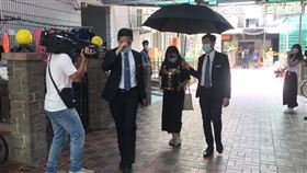 三峽大火一家七口已三死，周姓妻子的堂妹返回現場招魂 記者李依璇攝影