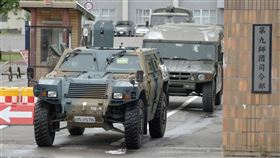 日本青森縣部分地區發生聯外橋梁斷裂等災情，造成當地約800位居民受困。自衛隊11日上午已派遣隊員運送必要物資進入災區支援。（圖／翻攝自twitter.com/NeaAdminpr）
