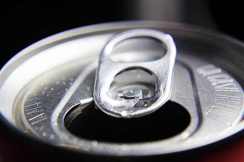 中國一名男子對嘴喝鋁罐飲料,不慎感染漢他病毒。(示意圖/取自Pixabay)