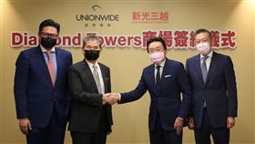 新光三越與龍麟建設正式簽訂「Diamond Towers正義國宅商場租賃案」合約。（圖／百貨提供）