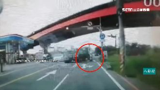 又是「內輪差」惹禍　拖板車險輾騎士