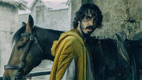 【綠騎士】劇照_本片找來金獎提名男星戴夫帕托飾演高文爵士，讓他在片中踏上英勇無畏的宿命冒險長征（采昌提供）