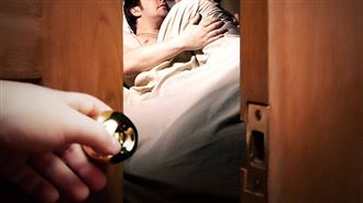 撿屍親弟女友！狼兄認了…5年不能騷擾她