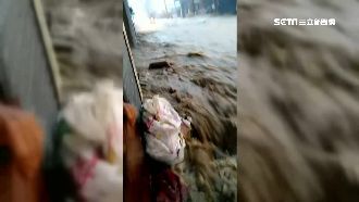大雷雨襲六龜山區！馬路突成湍急泥流