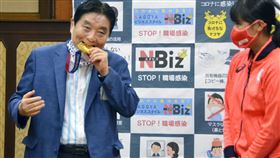 日本名古屋市長河村隆之4日咬了東奧女壘20歲投手後藤希友金牌，圖／路透社／達志影像