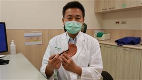 亞大醫院一般外科葉俊杰主任指出手術位置（圖／亞大醫院提供）