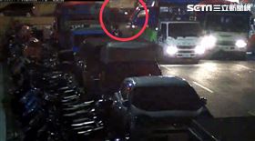 賓士直撞左轉貨車，貨車瞬間成火球，撞進養樂多倉庫波及2貨車。監視器拍下賓士撞上貨車後消失在螢幕，但卻隱約可以看見火光噴發的畫面。翻攝畫面