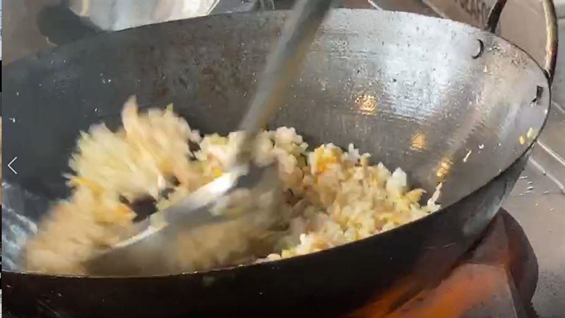 自家炒飯不到位？行家1技勝過熱炒店