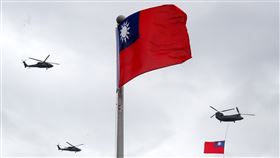 國慶大會　直升機編隊吊掛國旗（1）109年國慶大會10日上午登場，陸航CH-47SD運輸直升機吊掛國旗，搭配UH-60M黑鷹直升機編隊進場。中央社記者裴禛攝　109年10月10日