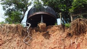 大甲鐵砧山，土石崩落，瞭望台基座裸露掏空，緊急封閉