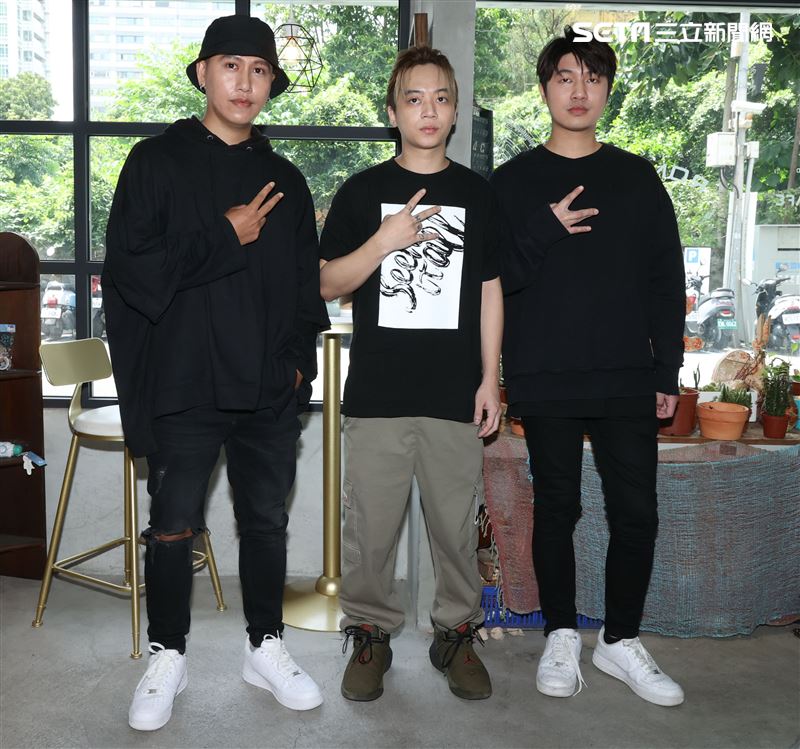 最佳演唱組合張三李四入圍第32屆金曲獎。（記者邱榮吉/攝影）